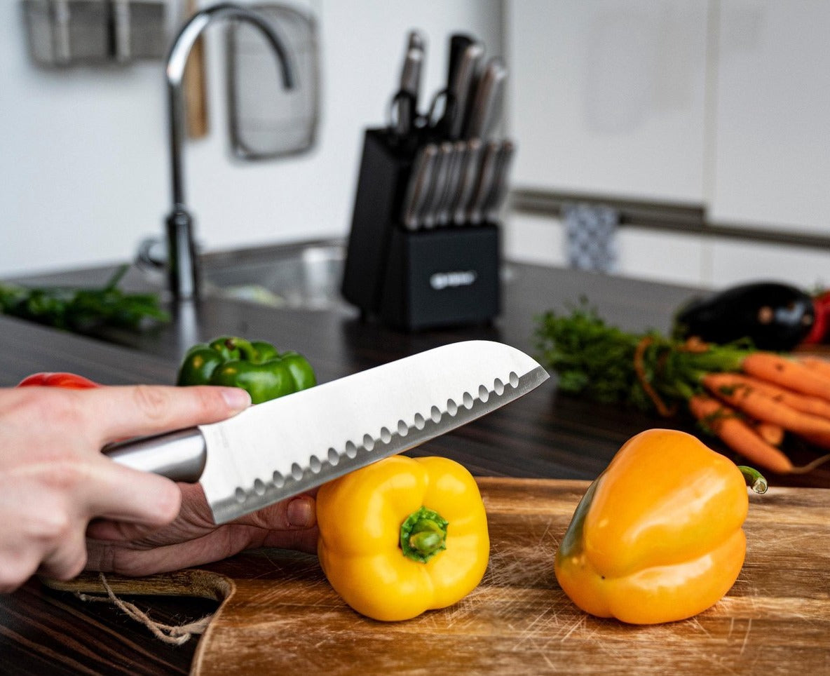 Komplett knivsett med blokk, slipestål, saks + 12 kniver